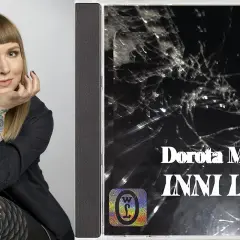 Dorota Masłowska z tatuażem kwiatu na ręce obok okładki płyty "Inni Ludzie".