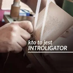 Ręce introligatora zszywają kartki starej książki. To sztuka tworzenia pięknych opraw.