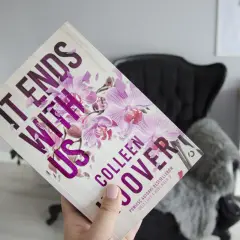 Okładka książki "It Ends With Us" Colleen Hoover, opowiadającej o trudnych wyborach i miłości.