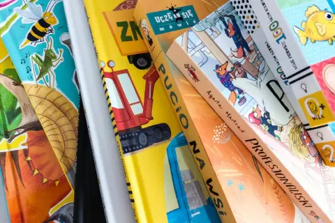 Kolorowe książki dla 3 latka: Pucio na wsi, profesjonaliści, zwierzątka i pojazdy. Radość czytania dla najmłodszych.