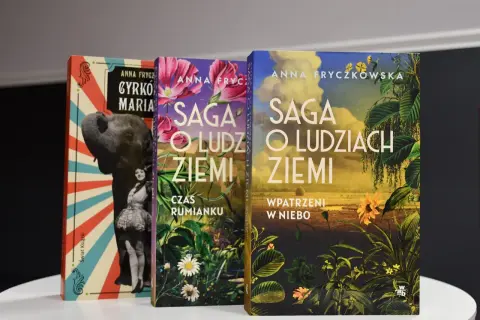 Trzy książki Anny Fryczkowskiej: "Cyrk Maria", "Saga o ludziach ziemi. Czas rumianku" i "Saga o ludziach ziemi. Wpatrzeni w niebo".