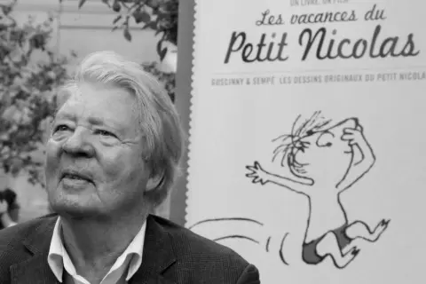 Jean-Jacques Sempé, jeden z twórców Mikołajka, obok rysunku z "Les vacances du Petit Nicolas".