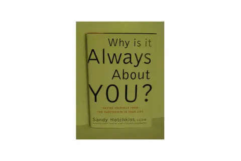 Okładka książki "Why is it Always About YOU?" Sandy Hotchkiss. Temat: jak radzić sobie z narcyzami, bo zawsze chodziło o ciebie.