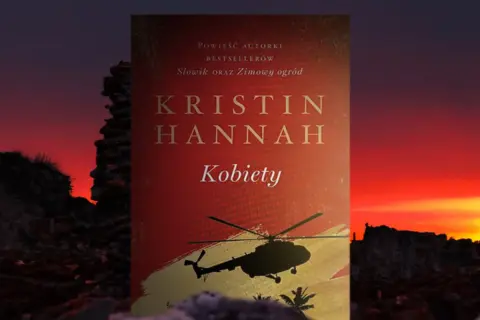 Okładka książki Kristin Hannah "Kobiety", z motywem helikoptera i napisem "Słowik".