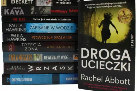 Stos książek kryminałów, w tym "Wrzaśk" Izabeli Janiszewskiej, obok "Drogi ucieczki" Rachel Abbott.