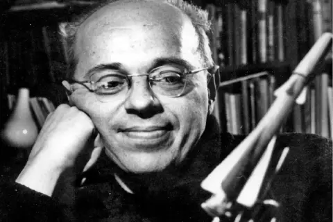 Stanisław Lem zamyślony, z modelem rakiety w dłoni. Ciekawe, czy inspirował się nią do swoich futurystycznych wizji?