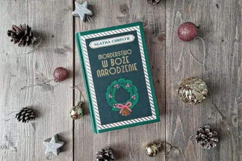 Agatha Christie książki po kolei: "Morderstwo w Boże Narodzenie" na tle świątecznych ozdób.