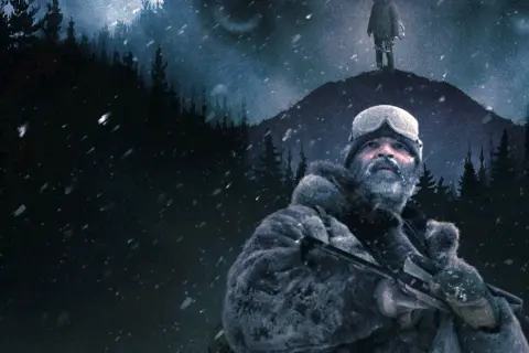 Film na podstawie książki Mroza. Mężczyzna w futrzanej kurtce i goglach z karabinem na tle ośnieżonego lasu i wzgórza, na którym stoi samotna postać.