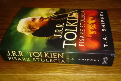 Okładka książki "J.R.R. Tolkien. Pisarz stulecia" T.A. Shippeya. Zastanawiasz się, ile języków znał Tolkien?