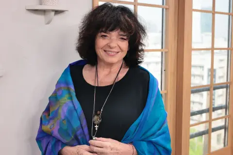 Uśmiechnięta Katarzyna Grochola w kolorowym szalu, jakby właśnie skończyła pisać kolejną inspirującą książkę.