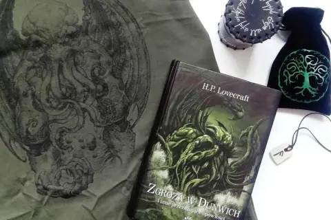 Zgroza w Dunwich H.P. Lovecrafta, mroczny motyw na koszulce, sakiewka z drzewem życia i runiczny amulet.