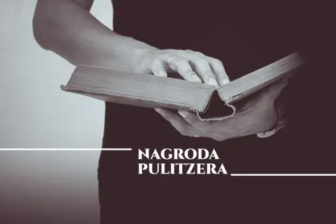 Dłonie trzymają otwartą, starą książkę. Napis "Nagroda Pulitzera" sugeruje, że to dzieło zasługuje na to prestiżowe wyróżnienie.