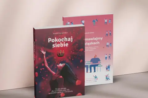Książka dla faceta "Pokochaj siebie" z koroną i płatkami róż. Obok druga książka o relacjach.