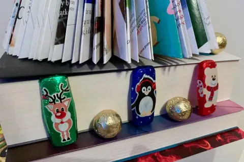 Choinkowa konstrukcja z książek i czekoladek. Idealna ksiazka na swieta, z reniferem, pingwinem i misiem.