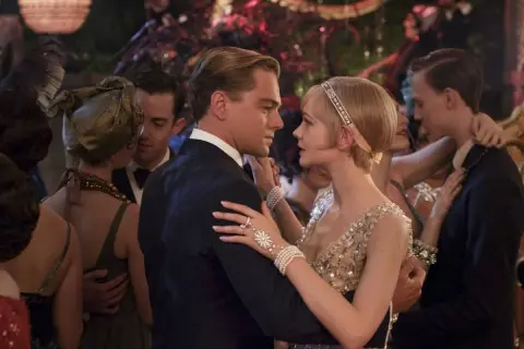 Gatsby i Daisy tańczą na przyjęciu. Scena z filmu "Wielki Gatsby" oddaje atmosferę epoki i kluczowe momenty streszczenia.