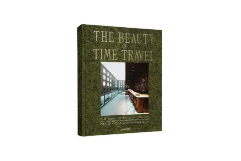Książka "The Beauty of Time Travel" prezentuje fascynujące wizje podróży w czasie, łącząc nowoczesność z historycznym klimatem.
