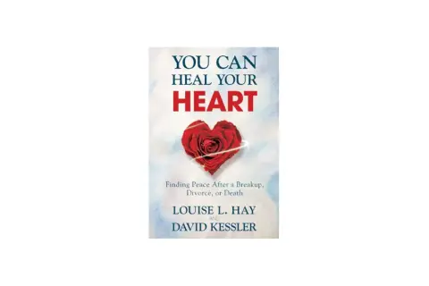 Książki po rozstaniu: "You Can Heal Your Heart" Louise L. Hay i Davida Kesslera, z czerwoną różą w kształcie serca.