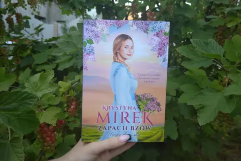 Okładka książki Krystyny Mirek "Zapach bzów", która jest częścią sagi dworskiej. Ile tomów liczy ta historia?