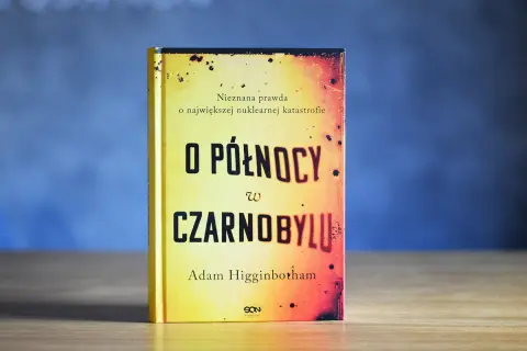Okładka książki "O Północy w Czarnobylu" Adama Higginbothama, opowiadającej o największej katastrofie nuklearnej.