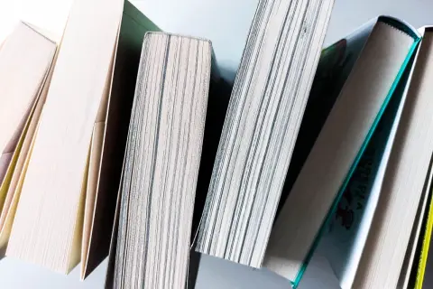Stosik książek dla 5 latki, gotowych do wspólnego czytania i odkrywania nowych światów.