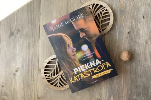 Okładka książki "Piękna katastrofa" Jamie McGuire. Historia o namiętnym, niebezpiecznym uczuciu, które może zmienić całe życie.