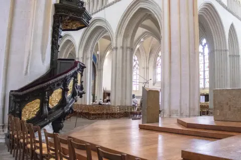 Wnętrze katedry z ozdobną amboną, ławkami i witrażami. Wyobraź sobie, że to miejsce, gdzie wygłaszano kazania sejmowe streszczenie.