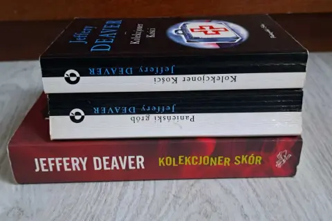 Kolekcjoner kości i skórek, trzy książki Jeffery'ego Deavera ułożone jedna na drugiej.