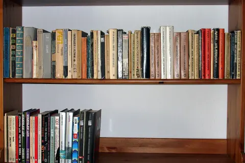Półka z książkami Stanisława Lema ułożonymi chronologicznie.
