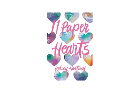11 papierowych serc w akwarelowych barwach, tworzących tytuł "11 Paper Hearts" i nazwisko Kelsey Hartwell.