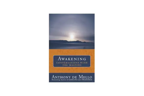 Okładka książki "Przebudzenie" Anthony'ego de Mello. Słońce nad ośnieżonym krajobrazem.