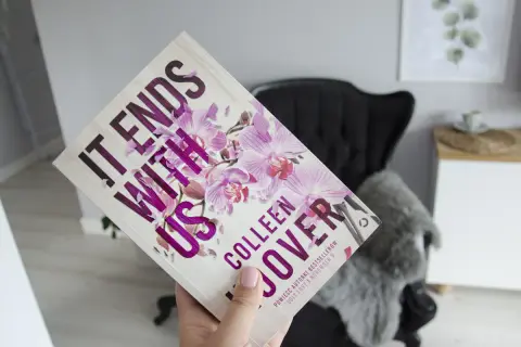 Okładka książki "It Ends With Us" Colleen Hoover, opowiadającej o trudnych wyborach i miłości.