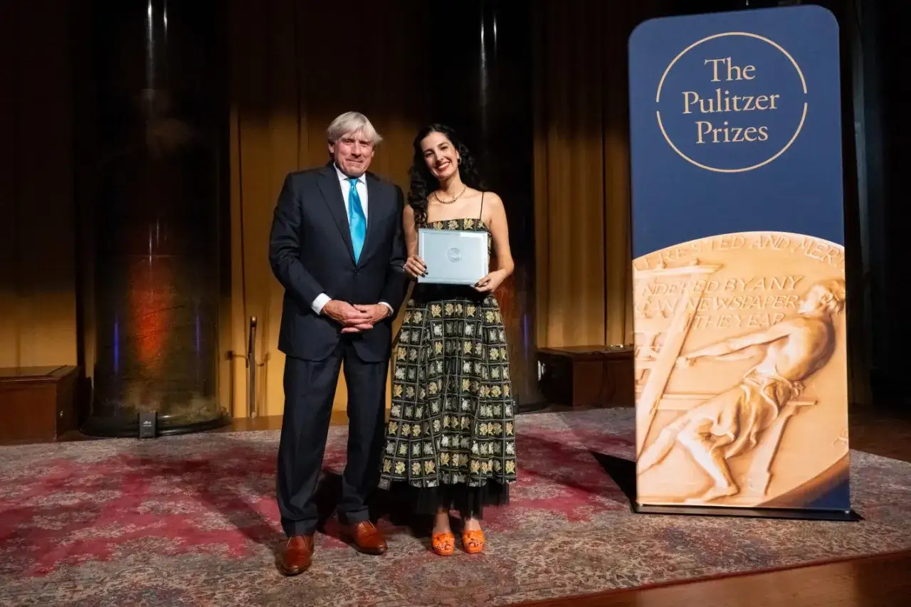 Uroczyste wręczenie nagrody Pulitzer w kategorii fikcja literacka. Laureatka odbiera wyróżnienie.